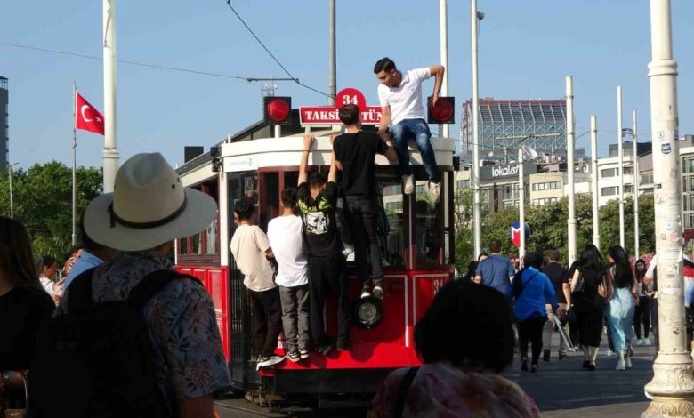 taksimde nostaljik tramvayin uzerinde tehlikeli yolculuk 4e20c95ff341 |