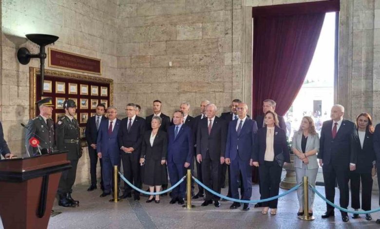 tbmm baskani kurtulmus ve baskanlik divani uyeleri anitkabiri ziyaret etti e88779b61bf5 |
