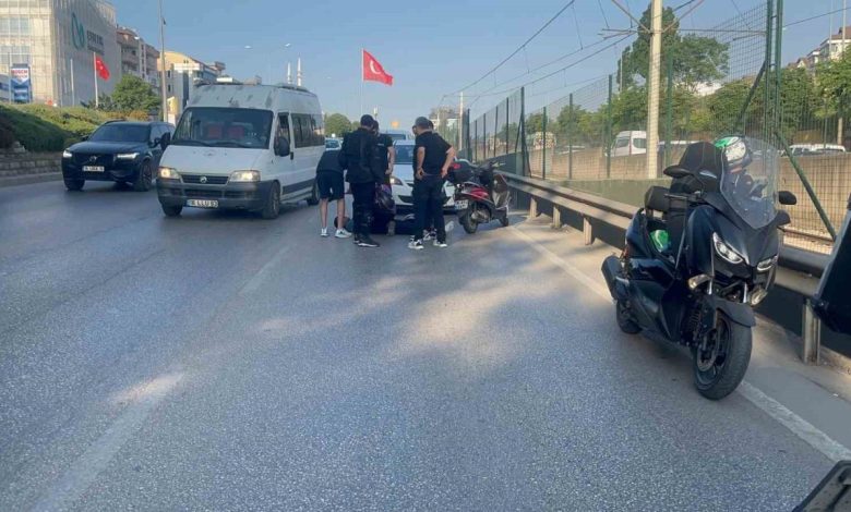 trafik durunca aradan ilerleyen motosikletler birbirine girdi bd91cc6c1562 |