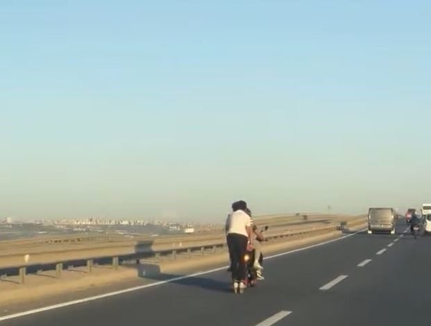 Trafikte motosiklete tutunarak ilerleyen patenli genç yürekleri ağza getirdi 1 trafikte motosiklete tutunarak ilerleyen patenli genc yurekleri agza getirdi e2dab8ba2d1a |