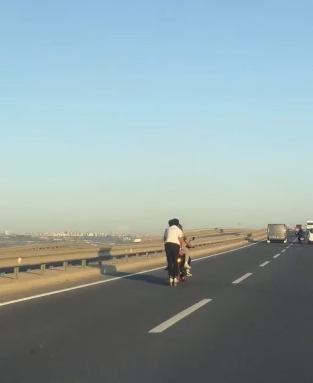 trafikte motosiklete tutunarak ilerleyen patenli genc yurekleri agza getirdi e2dab8ba2d1a |