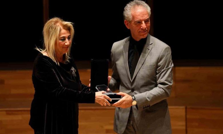 uluslararasi izmir festivali acilisinda ege universitesine plaket e9fcf02bfe47 |