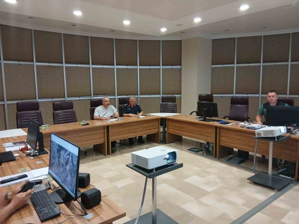 vali toraman ayvacik yanginini dardanos yangin yonetim merkezinden takip etti 62bddc6da24b |