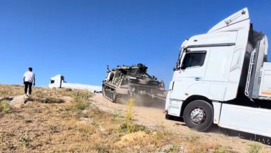 yolda kalan tirlarin imdadina zirhli tank yetisti 34cefee8a102 |