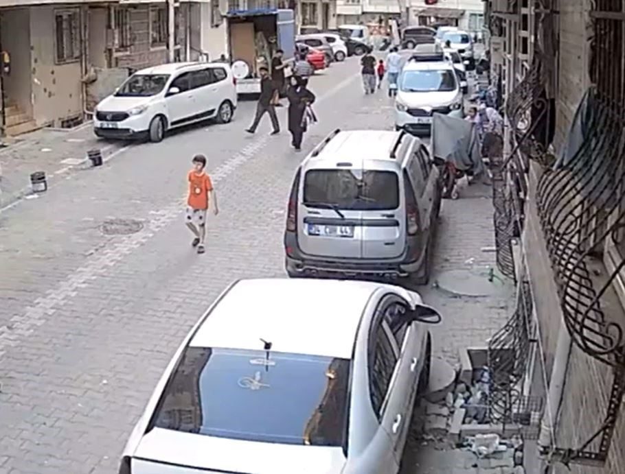 yolda yuruyen kadin hirsizin hedefi oldu cebinden telefonu calindi 11c9c07bb97f |