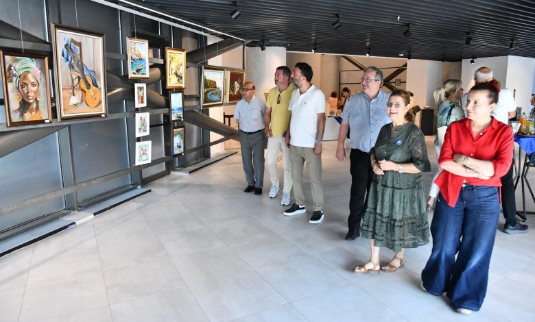 “İki Yaka Bir Düş” Sergisi Açıldı 1 z3KSGlug6Zk9WfoYV4eph82wXnBCy7tM |