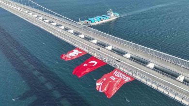 1915 canakkale koprusune dev turk bayragi asildi 373fca64efa2 |
