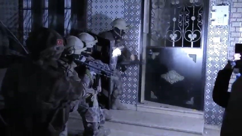 21 ilde dev operasyon 318 adrese baskin 304 torbaci yakalandi ab0ca7982253 |