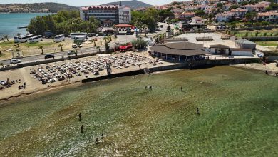 Ayvalik Belediyesi plajlarinda gondere Mavi Bayrak cekildi 1 |