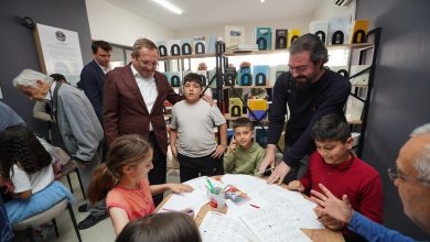 OKTAY EKINCI KARIKATURLU EV VE AYVALIK KITAPCISI ACILDI 8 |