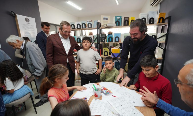 OKTAY EKINCI KARIKATURLU EV VE AYVALIK KITAPCISI ACILDI 8 |