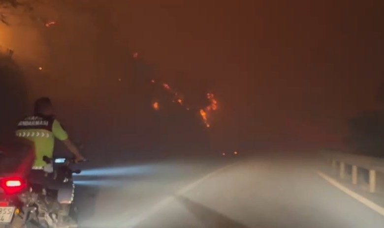 Alev kapanından kaçış anı kamerada... Jandarma ve basın mensupları yangında mahsur kaldı 1 alev kapanindan kacis ani kamerada jandarma ve basin mensuplari yanginda mahsur kaldi f0f5387efd89 |