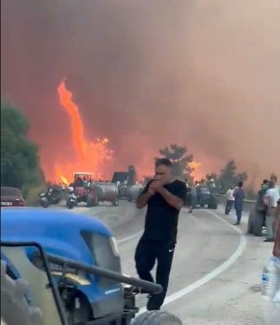 Alevler göğe ulaştı o aldırış etmeden sigarasını yaktı... 1 alevler goge ulasti o aldiris etmeden sigarasini yakti 5c98d194b1db |