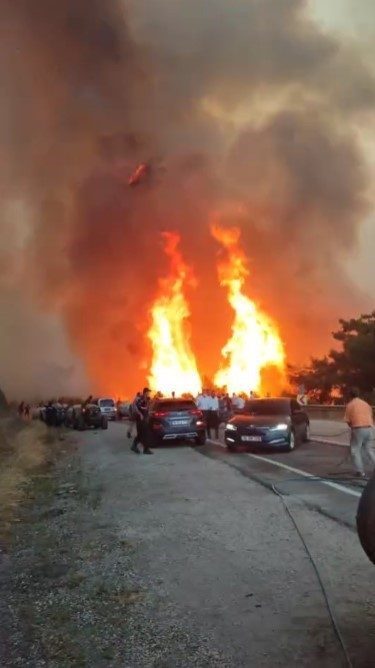 alevler karayolunu boyle sardi makam araclari az daha yaniyordu c4dbca6fdfb9 |