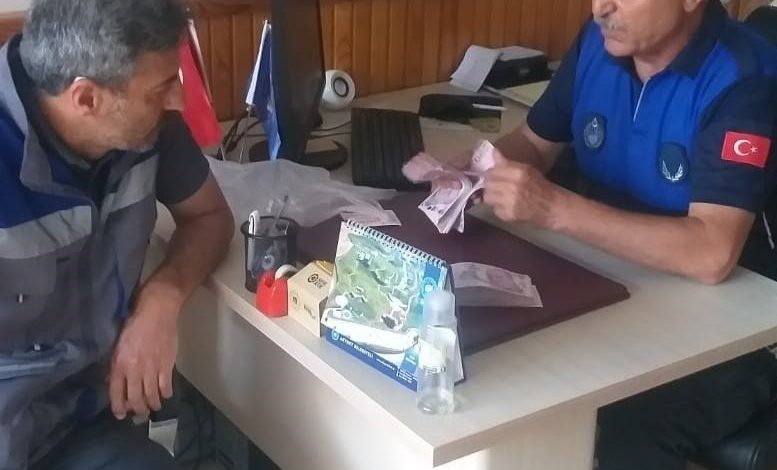 ankarada atmde bulunan 40 bin lira sahibine teslim edildi a3107a485e13 |