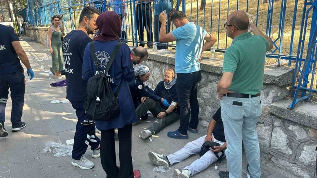 ankarada belediye otobusu once iki araca sonra ust gecitin ayagina carpti 20 yarali e53bf313fa0d |