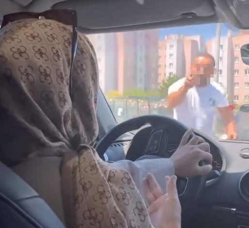 arnavutkoyde makas attigini iddia ettigi kadin surucunun yolunu keserek aracin camina vurdu 040a27c9cf57 |