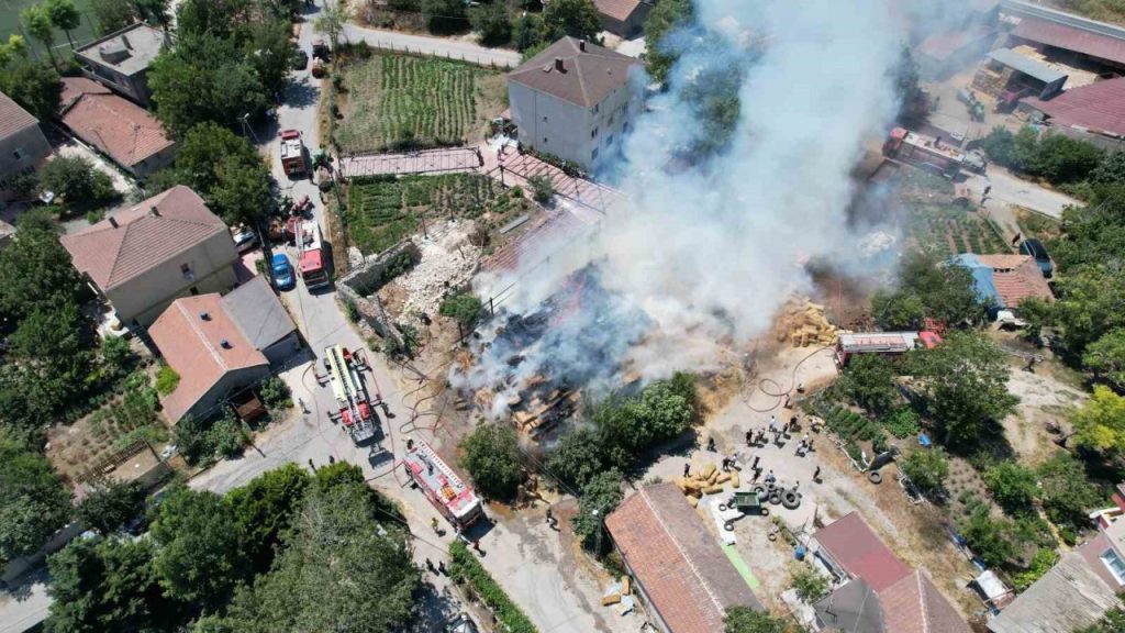 arnavutkoyde yangin ciftcinin biriktirdigi saman balyalari kule dondu 6284b9dda595 |