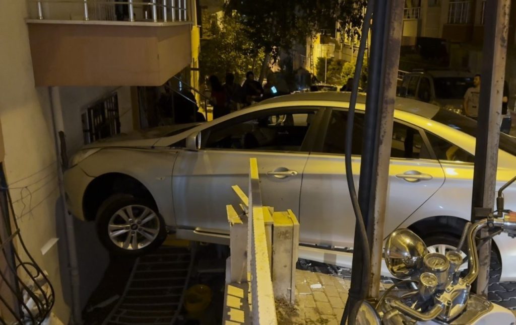 avcilarda fren yerine gaza basan kadin surucu binaya carpti 2efaa2030830 |