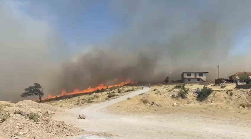 ayvacikta baslayan yangin yerlesim yerlerini tehdit ediyor 900b01c23bed |