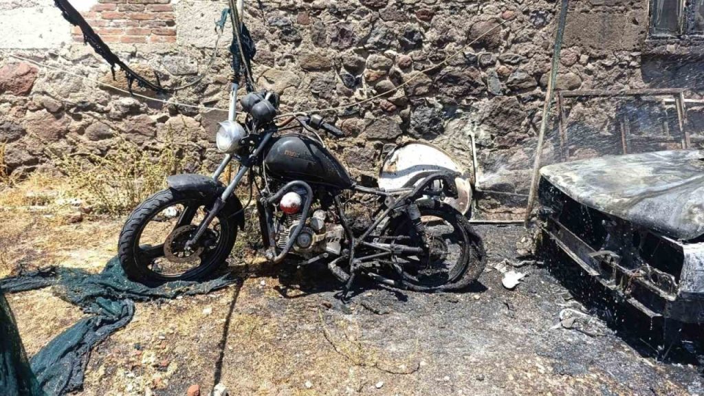 ayvacikta park halindeki otomobil ile motosiklet yandi 04a55a2431cc |