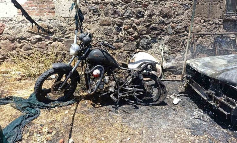 ayvacikta park halindeki otomobil ile motosiklet yandi 04a55a2431cc |