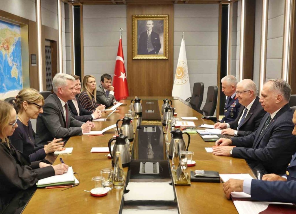 bakan guler bae systems genel muduru woodburn ve ingiltere buyukelcisi morrisi kabul etti 21aa59df0de6 |