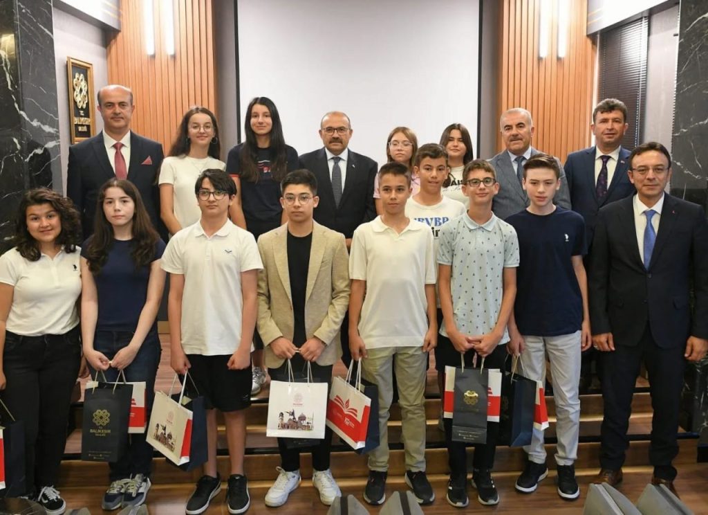 balikesir valisi ustaoglu lgs sampiyonlari odullendirildi dcb25f90c3d4 |