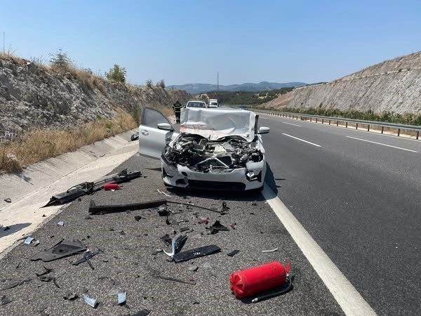 balikesirde otomobil onunde giden kamyonete carpti 2 yarali a73ec2d8bb21 |