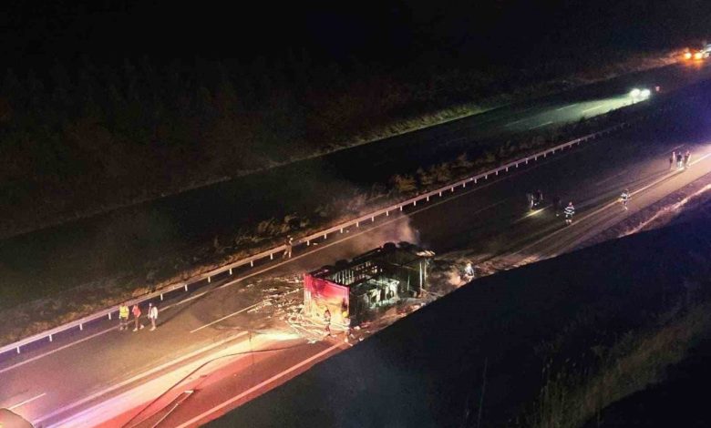 balikesirde otoyolda tir yandi yangin ormanlik alana sicradi 5d73629d9ba8 |