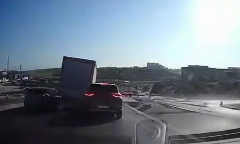 basaksehirde 10 aracin karistigi zincirleme kaza kamerada ccb3982cc29d |