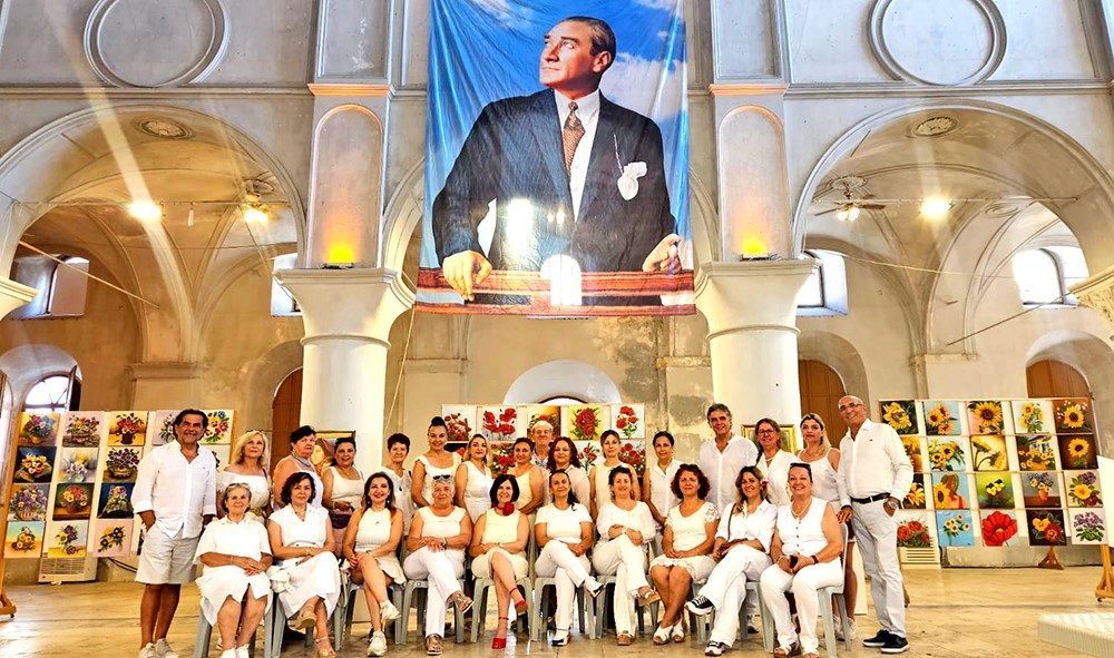 bayraklinin renkleri cesmede bulustu 60 sanatcidan yagli boya sergisi 603a1e726b04 |