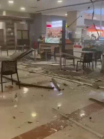 beylikduzunde avmnin yemek katinin asma tavani coktu 26e6bf22c1c2 |