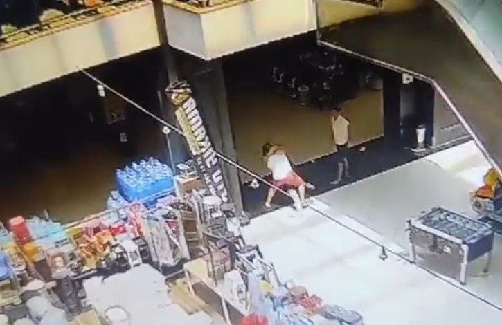 Beylikdüzü’nde bir AVM’de iki esnaf arasında çıkan kavga güvenlik kamerasında 1 beylikduzunde bir avmde iki esnaf arasinda cikan kavga guvenlik kamerasinda b8630ca7ca04 |