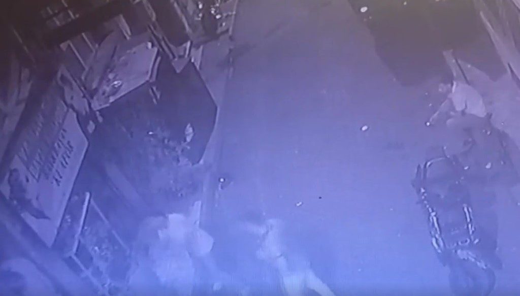 beyoglunda dehset anlari cay ve su satisi kavgasi kanli bitti 200c2d467e13 |