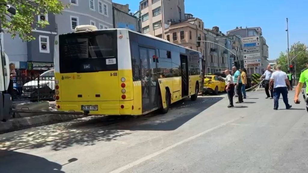 beyoglunda freni patlayan iett otobusu zincirleme kazaya neden oldu 4 yarali 4364e8df9e91 |