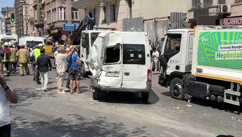 beyoglunda iett otobusunun karistigi zincirleme kaza kamerada 529de08b6d11 |