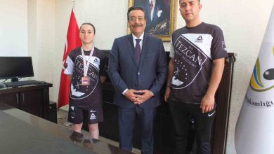 burhaniye kaymakami atilla basarili sporcuyu odullendirdi b39da82788cc |