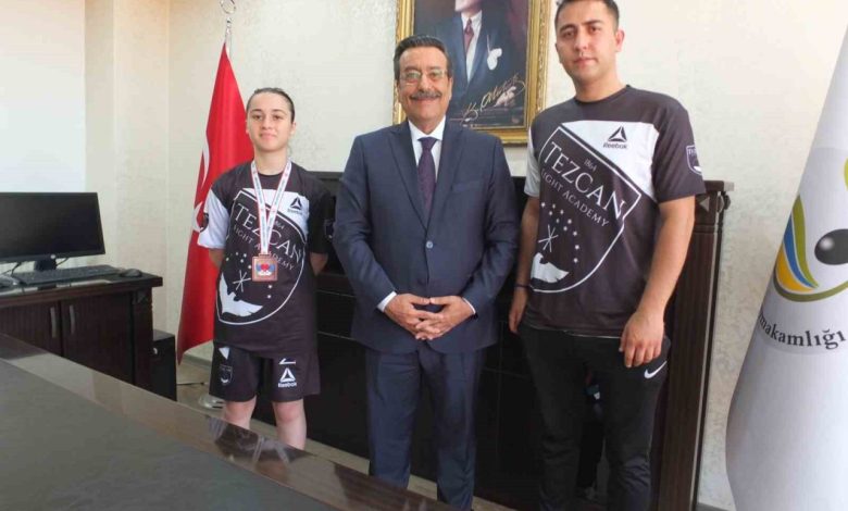 Burhaniye Kaymakamı Atilla, başarılı sporcuyu ödüllendirdi 1 burhaniye kaymakami atilla basarili sporcuyu odullendirdi b39da82788cc |