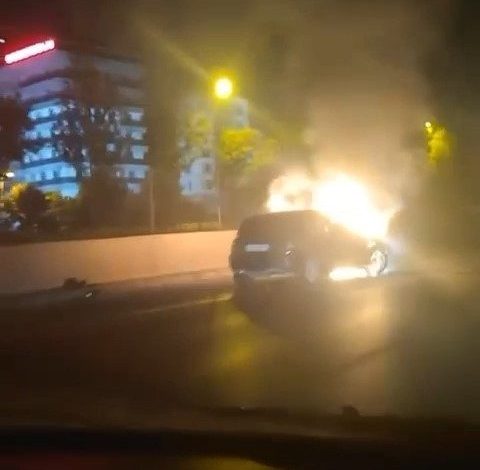 bursada bir otomobil alev alev yandi 014216e4e5d0 |