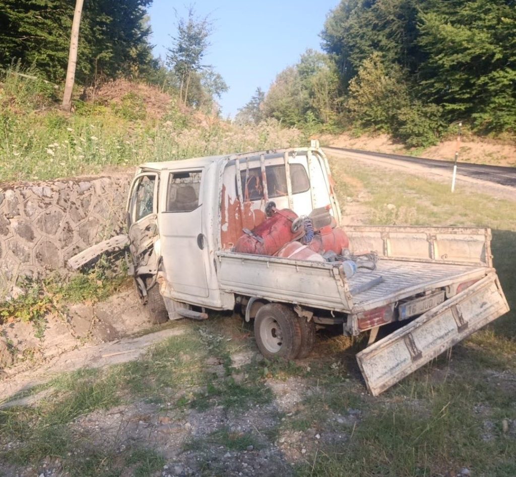 bursada kamyon ile kamyonet carpisti 1 yarali 3e80f6e211a5 |