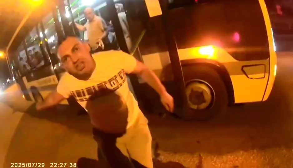 bursada otobus soforu ile motosiklet surucusu arasinda yol verme tartismasi 87eb51ab6286 |