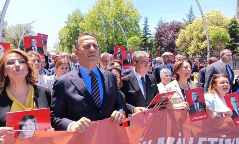 chpli vekiller operasyonlari protesto etmek icin slogan atarak yurudu 32f5f8f5bc65 |