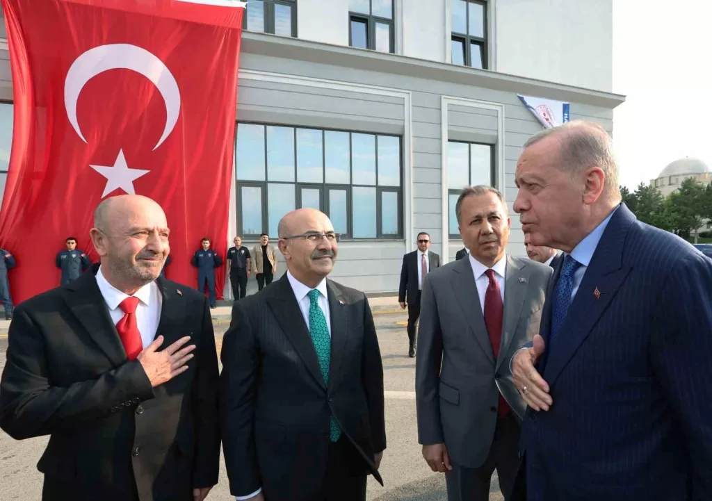 cumhurbaskani erdogan devletine ihanet edenler milletine kursun sikanlar ruhunu 1 dolara satan alcaklar bunun bedelini mutlaka odeyecekler c8fa8fd726d1 |