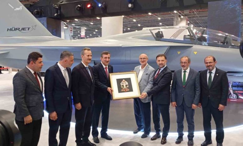 cumhurbaskani yardimcisi cevdet yilmaz idef 2025 fuarini ziyaret etti dd9cb712490e |