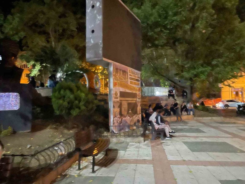 deprem korkusuyla geceyi sokakta gecirdiler f41a07d7a787 |