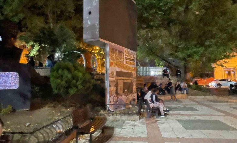 deprem korkusuyla geceyi sokakta gecirdiler f41a07d7a787 |