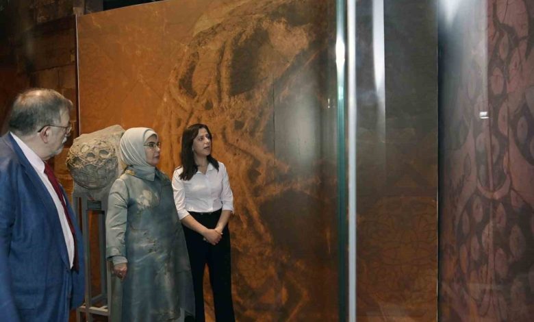 Emine Erdoğan Anadolu Selçukluları Sergisi’ni ziyaret etti 1 emine erdogan anadolu selcuklulari sergisini ziyaret etti c18e52d65078 |