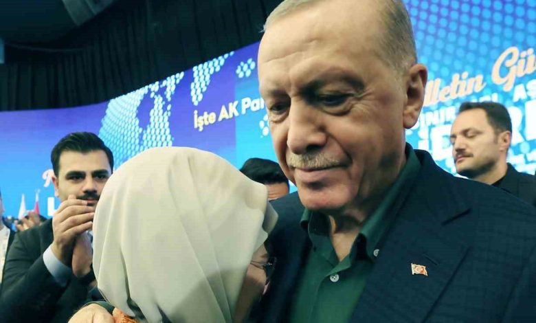 Emine Erdoğan, Cumhurbaşkanı Erdoğan’ın konuşması sırasında duygulandı 1 emine erdogan cumhurbaskani erdoganin konusmasi sirasinda duygulandi 0424be3e995b e1752317839856 |