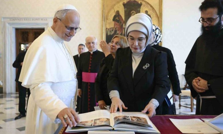 Emine Erdoğan, Papa 14. Leo ile görüştü 1 emine erdogan papa 14 leo ile gorustu c6a37efd262a |